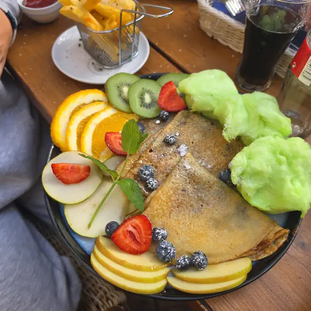 Naleśniki z kiwi, pomarańczą, truskawkami i bitą śmietaną